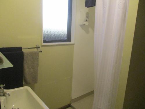 国家公园Mountain Heights Lodge的浴室配有淋浴帘和盥洗盆。