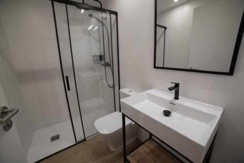 扎鲁亚斯Loft en Zarautz con Parking Hator 2的白色的浴室设有水槽和淋浴。