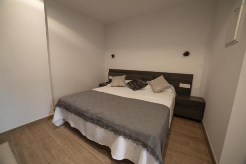 扎鲁亚斯Loft en Zarautz con Parking Hator 2的一间卧室,卧室内配有一张大床