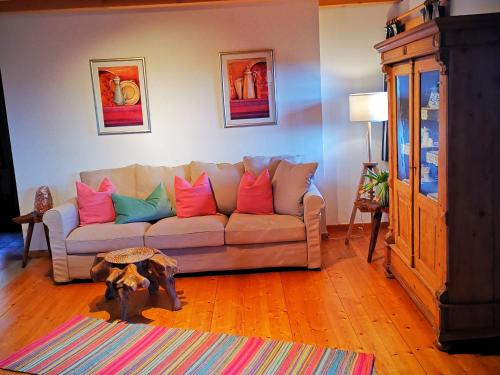 勒芬根Villa Grenzenlos的客厅配有带色彩缤纷枕头的沙发