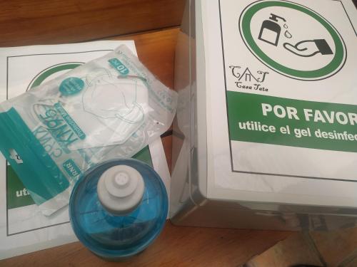 蒂哈拉费Casa Tata的标牌旁带清洁产品瓶的盒子