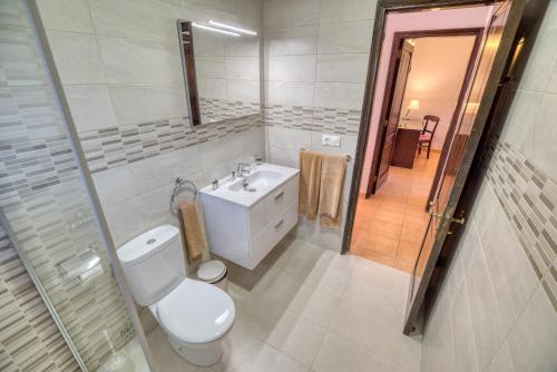 普拉亚布兰卡Ona Las Casitas的浴室配有白色卫生间和盥洗盆。