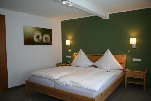 施马伦贝格Landhaus Gnacke的一间卧室配有一张带绿色墙壁的床