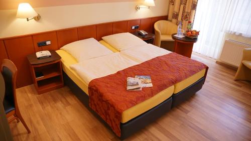 蒂门多弗施特兰德Aura Hotel的配有一张床和一张书桌的酒店客房