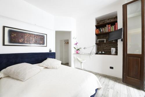 科莫Al Duomo guest house的卧室配有白色的床和电视