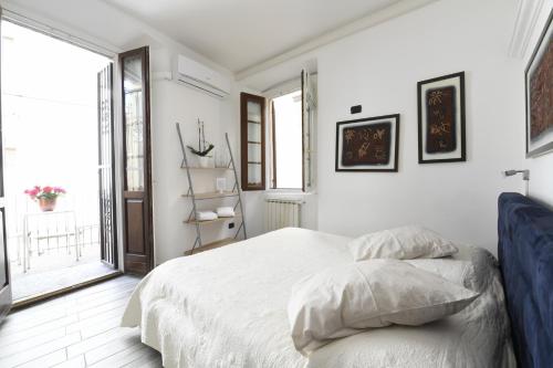 科莫Al Duomo guest house的白色的卧室设有床和大窗户