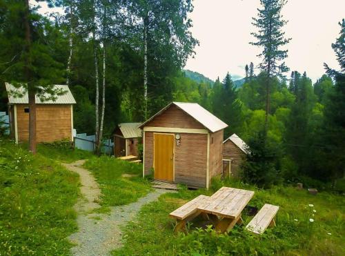 阿尔特巴什Turbaza Kedroviy bereg的木屋,在田野上设有野餐桌