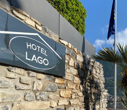托尔诺Hotel Lago的石墙上的酒店标志