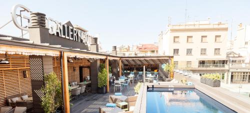 巴塞罗那Gallery Hotel 4 Sup的一座大楼内带游泳池的酒店