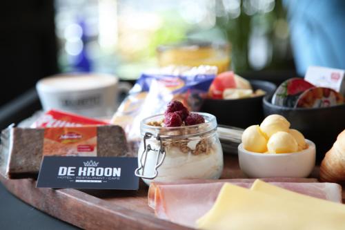 GennepHotel De Kroon Gennep的装有一罐冰淇淋和水果的食品托盘
