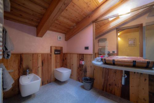 圣皮埃尔Wine-Farm La Source的木制浴室设有浴缸和卫生间