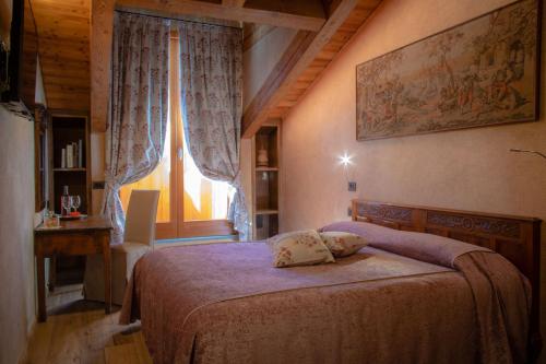 圣皮埃尔Wine-Farm La Source的一间带床的卧室,位于带窗户的房间内