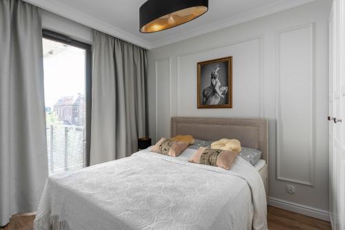 格但斯克Modernico-Gdańsk Old Town的卧室配有白色的床和窗户