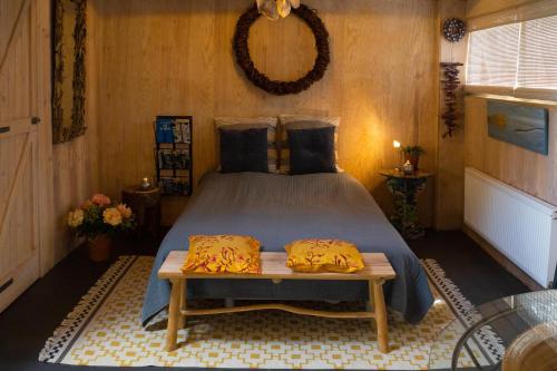 LutjewinkelTuinhuis的一间卧室配有一张床和一张桌子