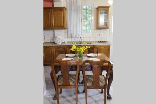 卡瓦拉The Sound of Silence的厨房配有桌椅和水槽