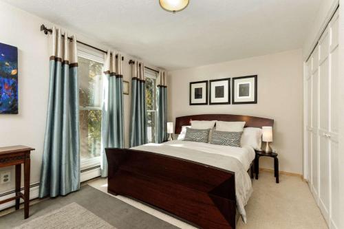 阿斯潘Sagewood 8的一间卧室设有一张床和一个大窗户