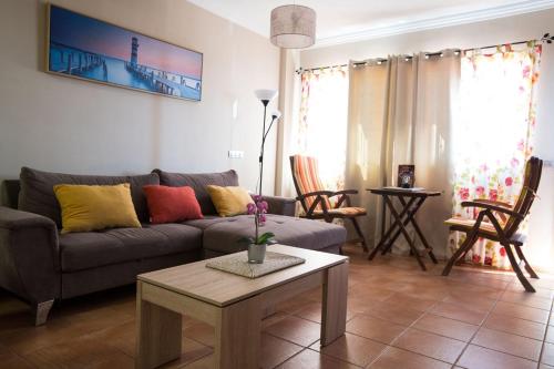 戈梅拉岛圣塞瓦斯蒂安Casa Manel, La Gomera的客厅配有沙发和桌子