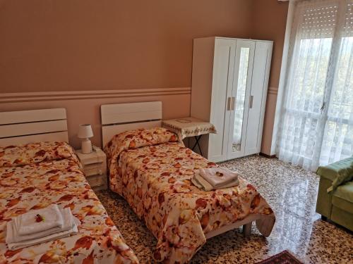 蓬泰圣皮耶特罗CASA CELESTE的一间卧室设有两张床和窗户。