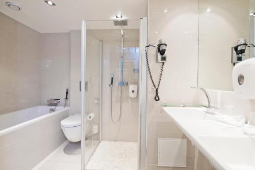 桑维卡松恩会议酒店的带淋浴、卫生间和盥洗盆的浴室