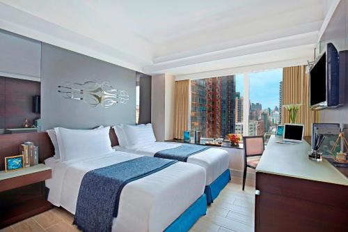 香港8度海逸酒店的一间设有大床和窗户的酒店客房