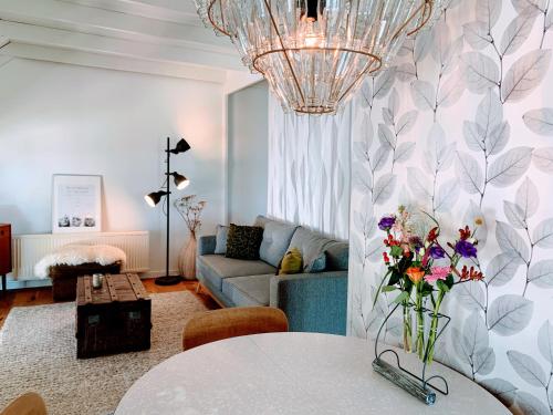 兹沃勒Het Wijdeland的客厅配有沙发和鲜花桌