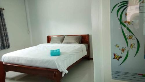 Ban Lak KhonWISET SABAI RESORT的一间卧室配有一张壁画床