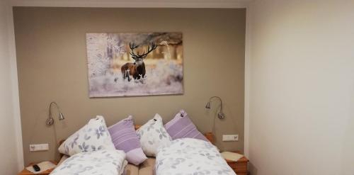 温特贝格Ferienwohnung Hartmann的一间卧室配有两张床,并画着鹿的照片