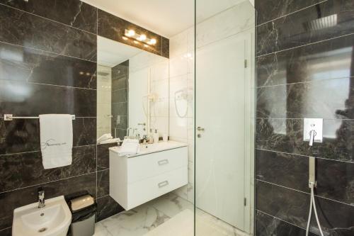 莫什尼卡德拉加Aparthotel Gimi的浴室配有卫生间、盥洗盆和淋浴。