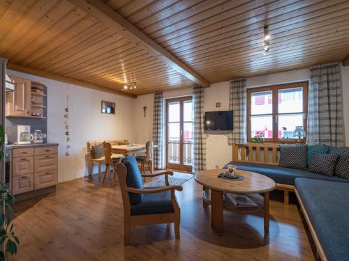 普夫龙滕Ferienhaus Bach Gotthard的客厅配有沙发和桌子