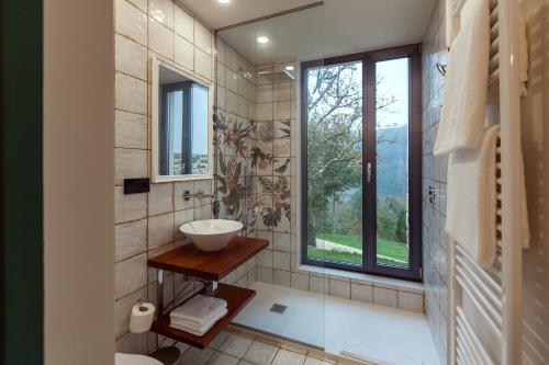 VedraEira Gundián的一间带水槽和窗户的浴室