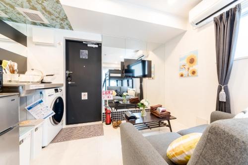 东京Space F Yoyogi的厨房以及带洗衣机和烘干机的客厅。
