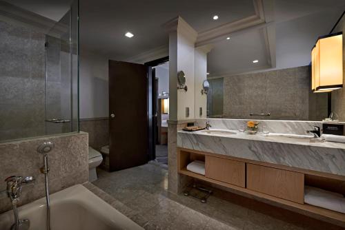 吉隆坡吉隆坡成功时代广场酒店的浴室配有2个盥洗盆、浴缸和淋浴。