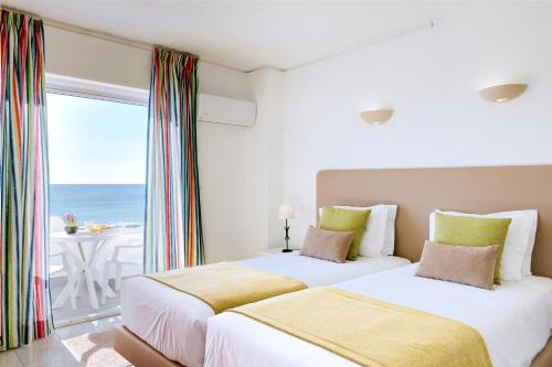 阿尔布费拉伊莎贝尔莫妮卡海滩俱乐部酒店的海景客房 - 带两张床