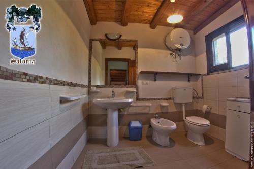 卡萨马卡里Alle Riserve Vendicari的一间带水槽、卫生间和镜子的浴室