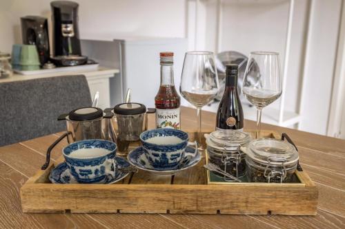 HelvoirtBed and Breakfast: 'Bij ons Achter'的一张带酒瓶和酒杯的木托盘