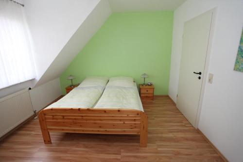 韦因斯特拉塞地区瓦亨海姆Gästehaus Becker的一间卧室配有白色床单