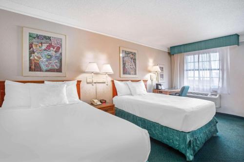 里诺内华达里诺机场拉昆塔酒店的酒店客房设有两张床和窗户。