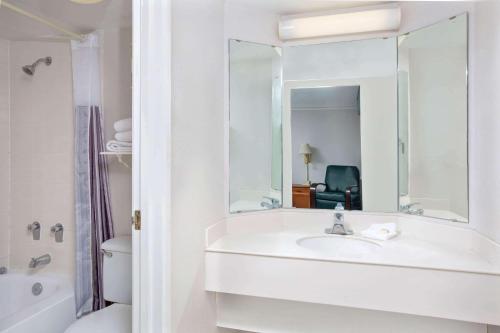 内华达里诺机场拉昆塔酒店的一间浴室
