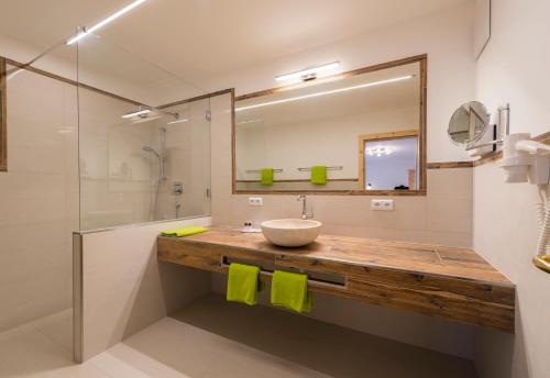 克森Hotel Waidachhof的一间带水槽和镜子的浴室