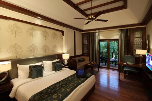 布什格尔Ananta Spa & Resort, Pushkar的一间卧室配有一张大床和电视