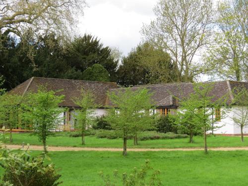 Hemingford GreyThe Lodge at Hemingford Grey House的前面有树木的房子
