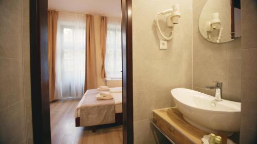 埃格尔Aqua Villa Eger的一间带白色水槽和窗户的浴室