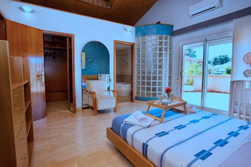萨洛Alojamiento Villa Moles的一间带大床的卧室和一间客厅