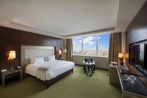 卡萨布兰卡卡萨布兰卡大莫加多尔城市中心酒店的酒店客房设有一张床和一个大窗户