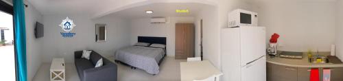 奥拉涅斯塔德Varadero Marina Airport Guests Rooms的卧室配有床和盥洗盆