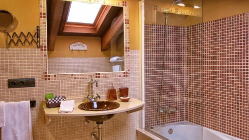 San Esteban de Valdueza锡伦西奥山谷酒店的浴室配有盥洗盆和浴缸。