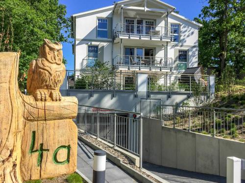宾茨Villa "Düne 4" - WG1 im EG mit Terrasse strandnah的房屋前的木雕