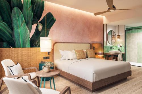 蓬塔卡纳Tropical Deluxe Princess - All Inclusive的一间卧室设有一张床和一间客厅。