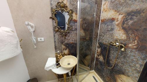 布加勒斯特Conacul Coroanei Luxury Boutique Hotel的带淋浴、水槽和镜子的浴室