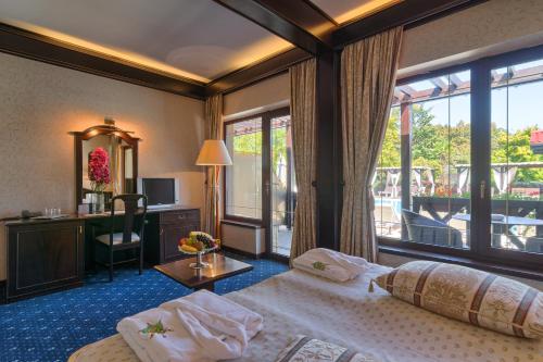 斯纳戈夫史纳高俱乐部度假村的酒店客房设有一张床和一个大窗户